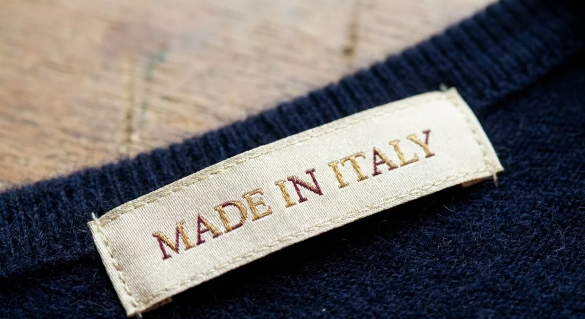 Тканый ярлык Made in Italy, вшитый в тёмную подкладку