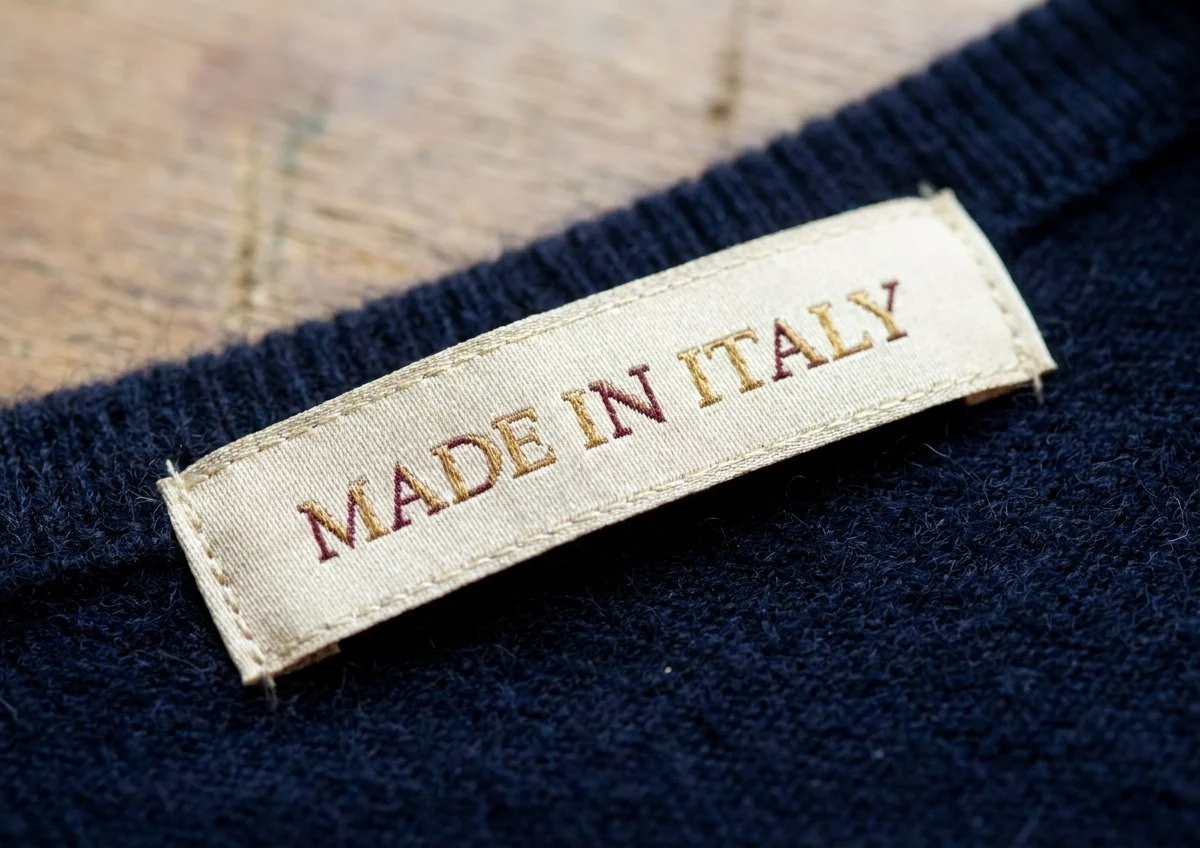 Тканый ярлык Made in Italy, вшитый в тёмную подкладку