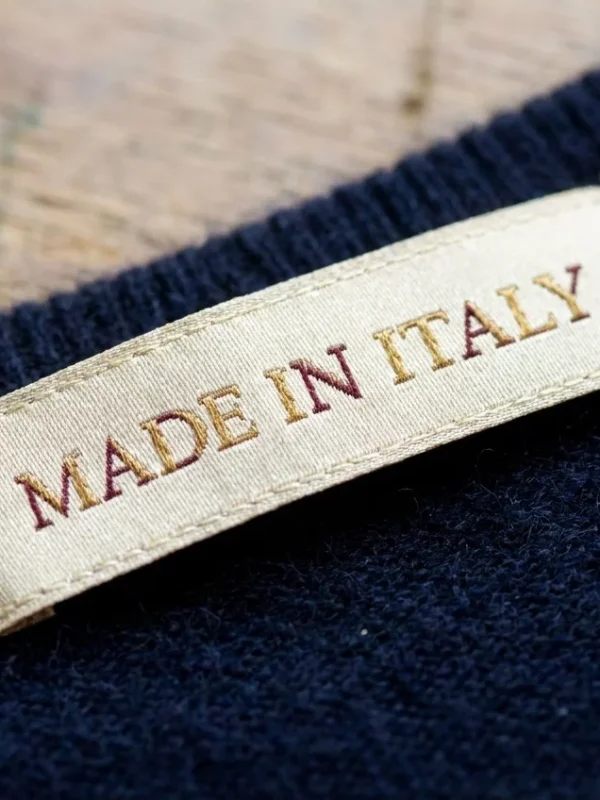 Тканый ярлык Made in Italy, вшитый в тёмную подкладку