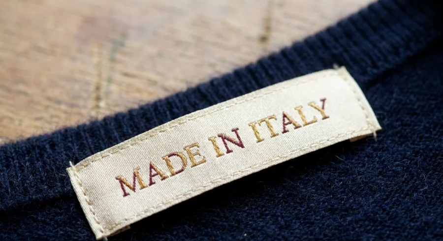 Тканый ярлык Made in Italy, вшитый в тёмную подкладку